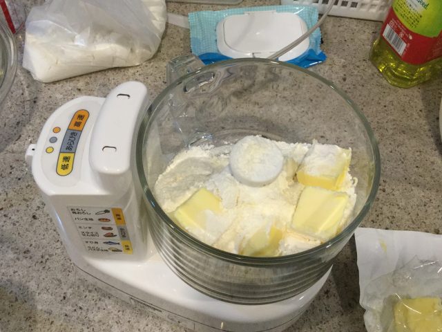 粉とバターを混ぜる