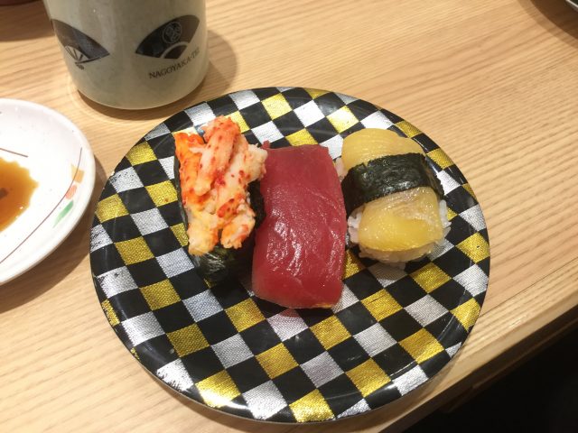 カズノコ、マグロ、カニの3種盛りのお寿司